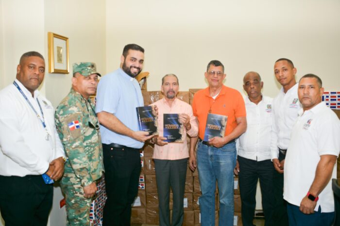 Efem Rides Patrias Dona Cientos De Libros Al Arzobispado De Santo