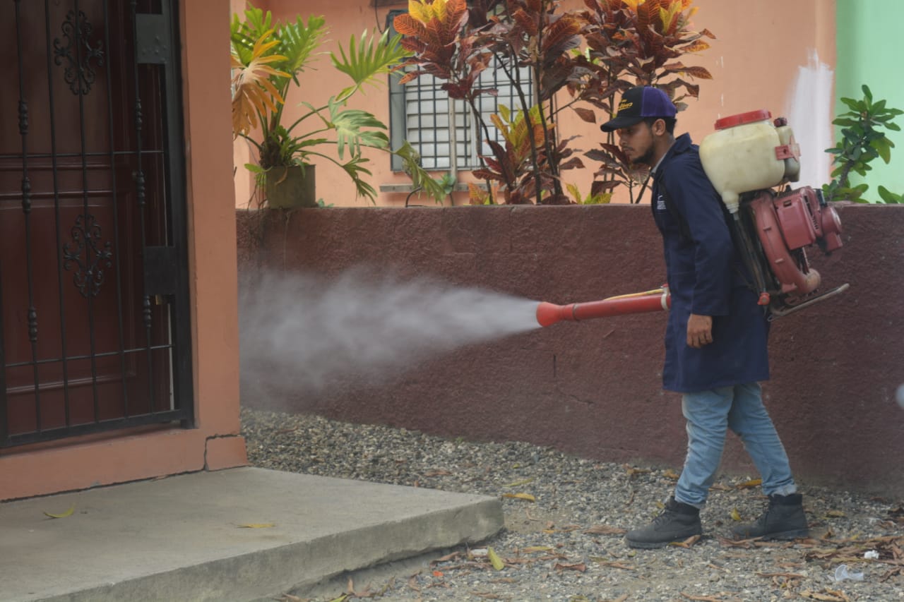 Duany Gómez realiza operativo de fumigación en sectores de Hato Nuevo