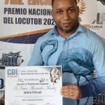 Amín Alexander recibe certificación de nominado en renglón "Locutor (a) Plataformas Digitales"